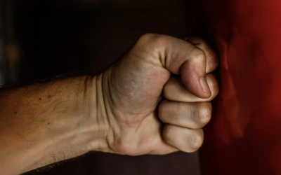 Pengeroyokan Sadis di Bengkel Koja: Korban Ditendang, Disundut, dan Mata Dilakban